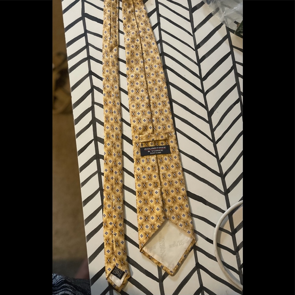 Round Tree Yorke Tie